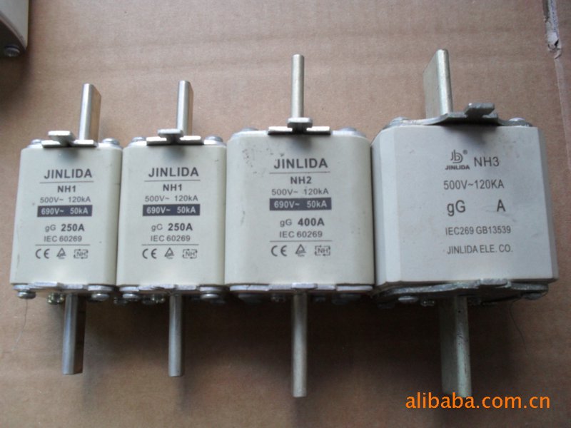 高压熔断器，你知道哪些型号？今天我们就来对比一下几种常见的高压熔断器类型，看看它们各自的优劣之处。